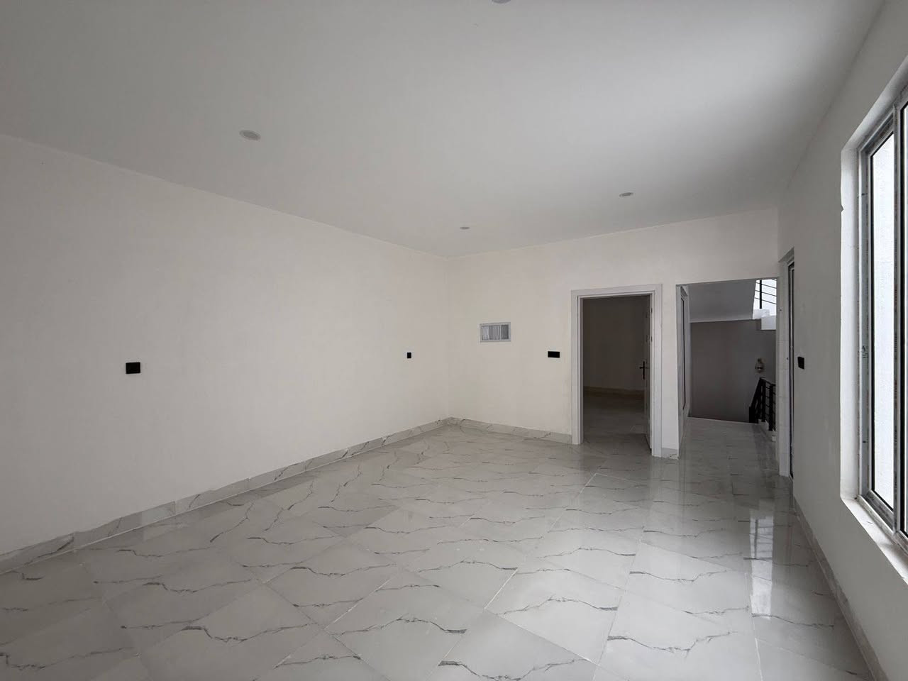 #دارللبيع حي فرمانبران 

#المساحة  125+125 متر  فلات 

#يتكون من ٤ غرف و ٢هول و استقبال   ٢مطبخ و ٤صحيات 

#طابو  يسجل مباشر باسم كل عراقي 

#السعر 8 دفتر و 60 ورقه و مجال 

#للاستفسار https://t.me/aqaratalshmal
***********
***********
