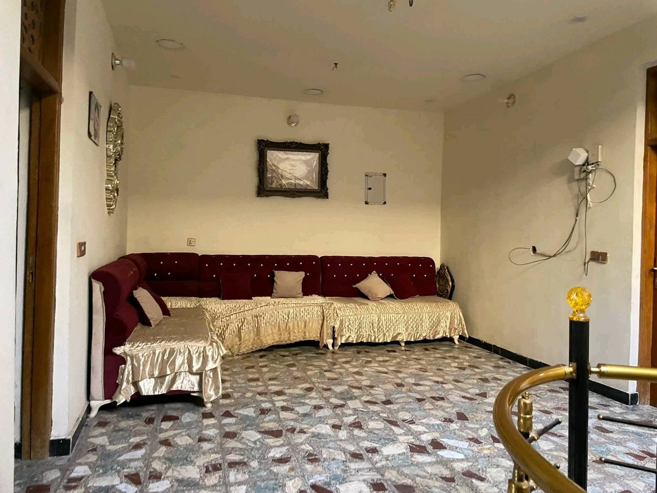 دار طابو صرف ثلاث طوابق للبيع

ما هي مساحة الدار بالمتر المربع؟: 
170م
في أي منطقة تقع الدار؟: 
بغداد حي اور فلكة صباح الخياط 
هل تحتوي الدار على حديقة أو مساحة خارجية؟: 
كراج
كم عدد غرف النوم والحمامات؟: 
6نوم 4حمامات
هل السعر قابل للتفاوض؟: 
نعم