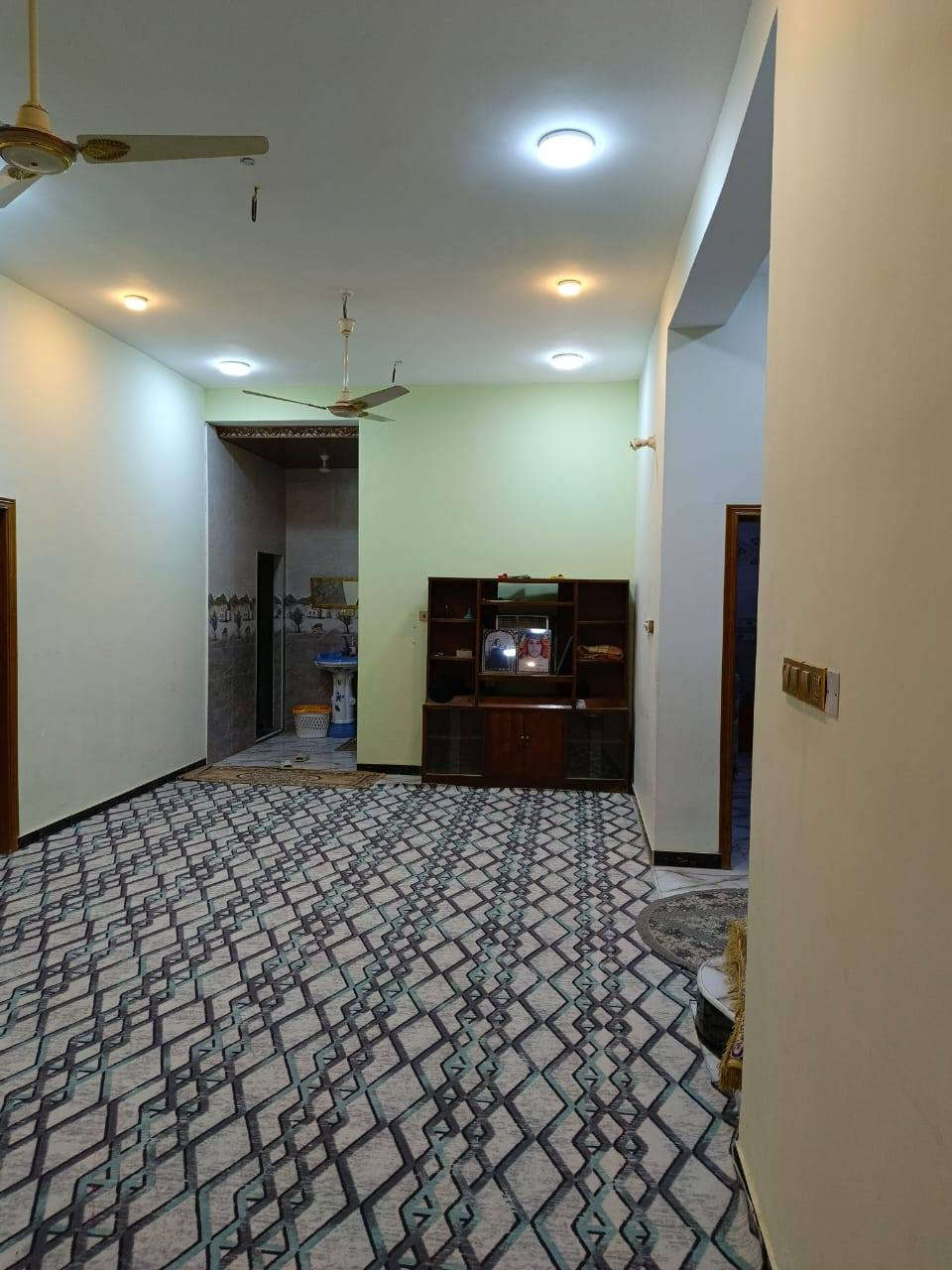 بيت طابقين السقف كونكريت للبيع الصوب الصغير الرياض 
المساحة250 متر
السعر 160 مع المجال 
للاستفسار الاتصال ع الرقم *********** 
او مراسلة الصفحة
