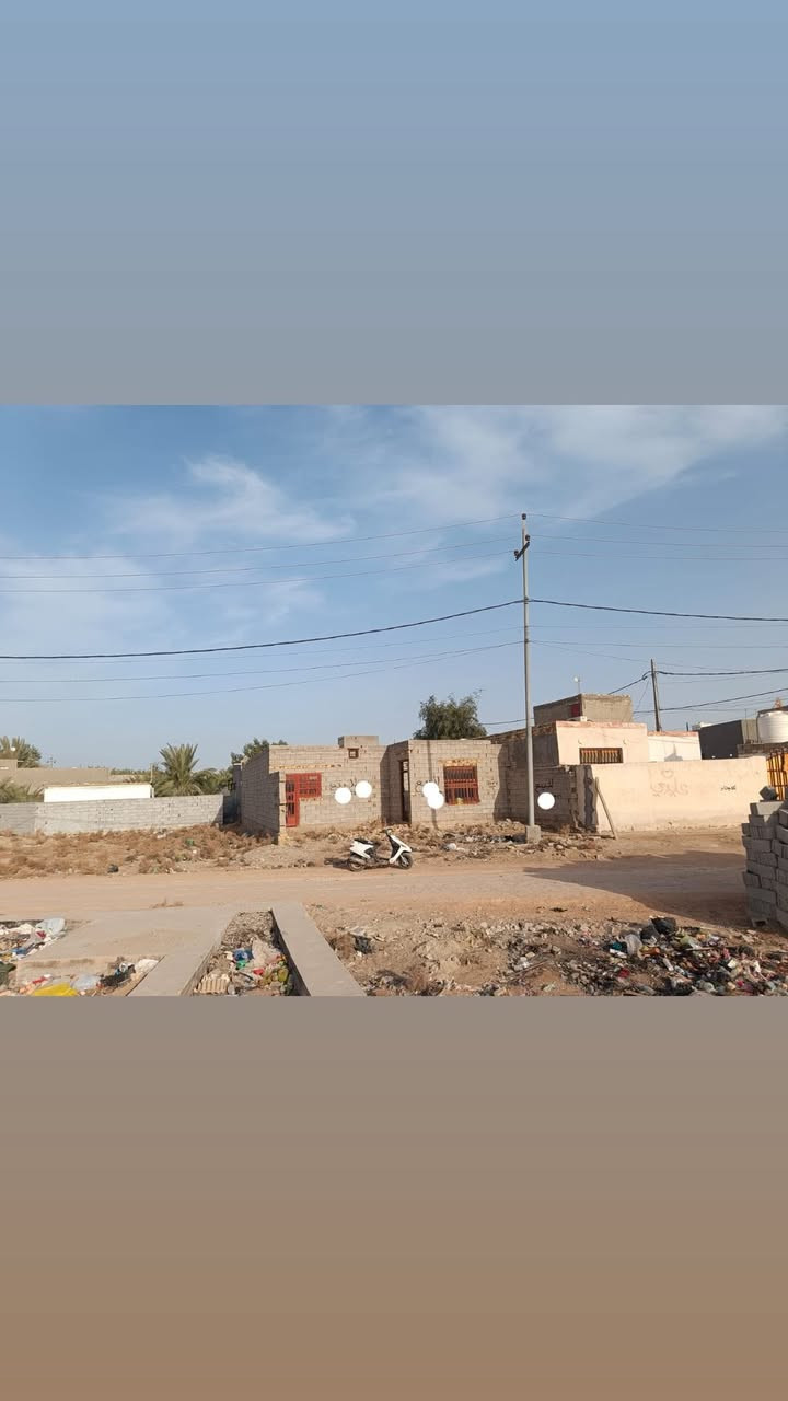 هيكل للبيع التقيه الثالثه نزله مجمع الزهراء قريب عل مجمع مساحه 200 بناء بلوك غرفتين ومطبخ وحمام وبراني وصاله وصحيات خدمات كامله ماء وكهرباء وتبليط ومجاري ومرقم بلديه سعره مناسب للاستفسار اكثر خاص او اتصال ***********
