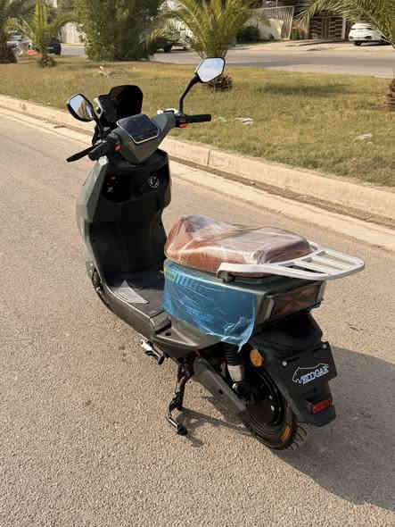 السلام عليكم ورحمة الله وبركاته 
دراجه شحن فضائي 
تشغيل بصمه 
دبل سويج 
اشاير +دبل اشاره 
3سرع توصل 80km
6بطاريات مسطره دبل تمشي 50km
ملف 2000
شاشه اعطال 
لايت زنون عالي ناصي 
نضام قاطع دوره 
بريكات دهن دسك امامي خلفي 
دبل بجم حمايه من الماء (اغسل براحتك)
دراجه جديده كلش 
السعر 850وبيها مجال 
مكاني زيونه
***********
