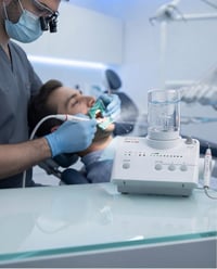 🦷 تعبت من ربط السكيلر بالكرسي ودوخة الوايرات والمي؟  خلي شغلك أسهل ويا...