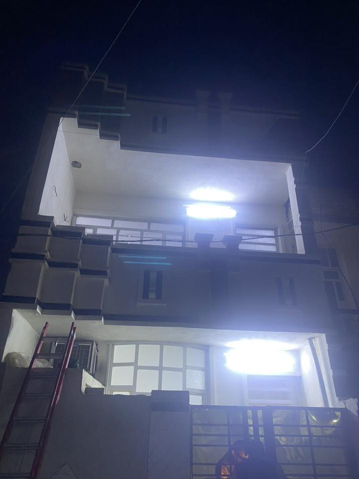 السلام عليكم بيت في الزعفرانيه زراعي دور الشرطه ليجاي من السده بشارعين فرع العلويه سند 25 البيت يحتوي عل طابقين غرفه فوك وغرفه مكامله 2 وسطح كبير 
الطابق الاول استقبال ومطبخ وصحيات طرمه كبيره وترك 
سعرر البيت خاص او الاتصال عل رقم *********** 
البيت 50 متر ح
