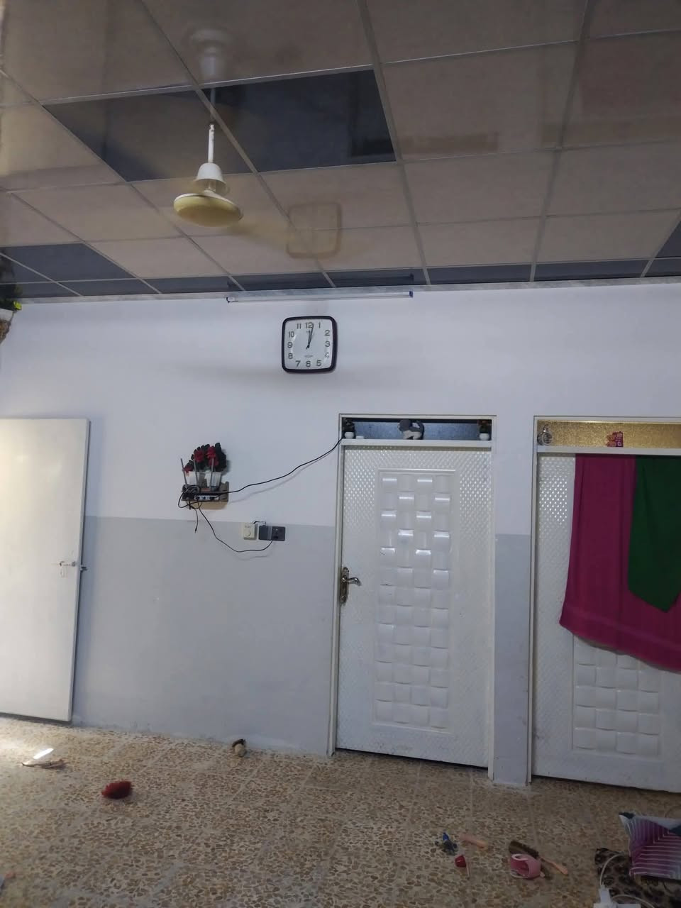 بيت للبيع هرمات الخامسه طابقين فول كاشي مساحه الارض 300مسجل بلديه وحاسبه ***********
