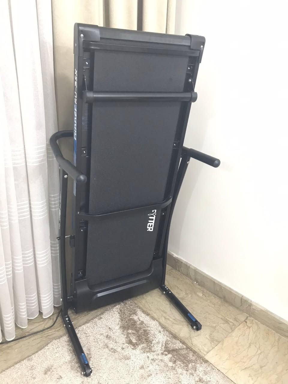 السلام عليكم جهاز جري كهربائي نظيف جداً استخدام 4 لو 5 مرات بس .. 120 كيلو بي طكتين عادي وجبلي  سرعته 10km/h السعر 250 الف وبي مجال بسيط مكاني بغداد اليرموك *********** . ماعندي توصيل
