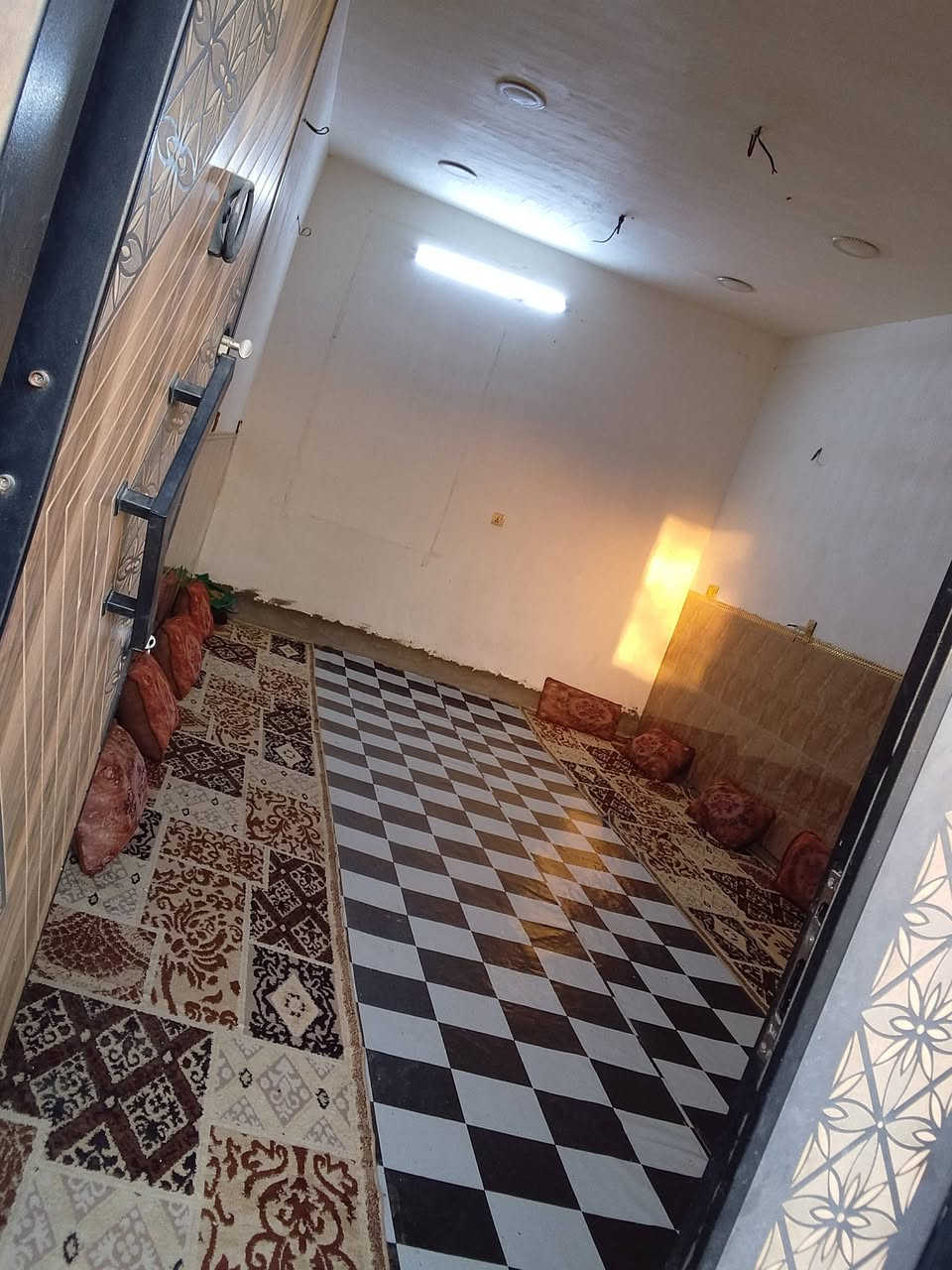 السلام عليكم
دار للبيع المساحه/500/ متر واجه/8 او نص نزال 60/ متر 
يحتوي على استقبال+ مطبخ+ حوالي  وخدمات+ غرفه نوم 
+ حديقه مرتبه. البيت زراعي كامل خدمات ماء كهرباء تبليط بل باب 
العنوان بغداد منطقه الانتصار قرب مرور الحسينيه 
السعر 100/ او بي مجال 
التفاصيل الاتصال على الرقم ***********
