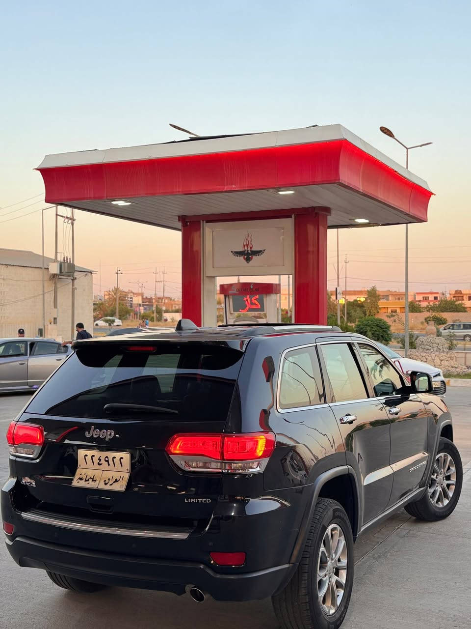 بسم الله الرحمن الرحيم 🌟فرصة للجناية
"أنظف جيب لاريدو في العراق" 🤩♥️
للبيع فقط (بدون مراوس).
المواصفات العامة:
• النوع: جيب گراند شيروكي لميتد (Jeep)
• الموديل: 2016 - وارد امريكي
• الحالة: مكفولة كفالة عامة من الدعامية للدعامية (بدون ضربة، بدون صبغ، بدون فتح بجم كبس)، شرط السونار والفحص في أي مكان يعجبك. (ملاحظة: يوجد مكانين BDR إصبعين، باقي السيارة كفالة).
• المميزات: سيارة "مال بيت" ومحافظ عليها جداً، كتلوكات الشركة موجودة، تقرير كارفاكس كامل.
• المحرك: 6 سلندر (3600cc) - بحالة ممتازة.
• العداد: 90 ألف ميل (90mi).
الإضافات والمواصفات التقنية:
✅ الكهربائيات والداخل: بصمة تشغيل (عدد 2)، سلايد روف تدفئة وتبريد قطعتين جنطة شفط، تحكم ستيرن، مثبت سرعة، مودات قيادة (SPORT - ECO)، لافتات ترحيب، منظومة زينون أصلي خزن كشنات ميموري، گير 8 سرع، عداد 240، شفتات ستيرن شاشة لمس، بلوتوث وأواكس، نظام ملاحة، 12 سماعة منافذ USB خلفي عدد 2
. كشنات حضن كشن خلفي قلاب،نضام انحدار ، رادار خلفي امامي
✅ الميكانيك والتشغيل: نعومة تامة في القيادة، حدادية ممتازة، تخم تايرات جديد وأصلي، باتري جديد.
✅ الشكل الخارجي: مقاعد جلد ، يدات نيكل + بصمة باب عدد 2.
✅ الدفع: 4x4 (دفع رباعي).
معلومات إضافية:
• الرقم: سليمانية جديد.
• السنوية: نافذة لغاية  2031(تحويل أو وكالة حسب رغبتك). السيارة بأسمي
• العنوان: البصرة 📍
للاستفسار ولمعرفة السعر :
يرجى الاتصال أو المراسلة عبر الواتساب على الرقم:
📞 ***********
(بخدمتكم في أي وقت يعجبكم)
