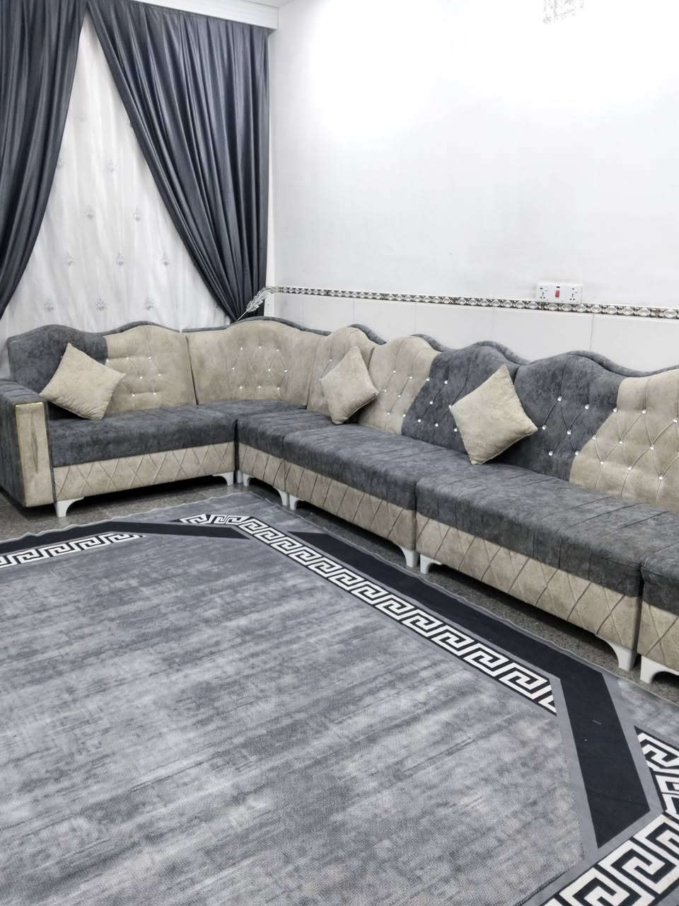 ديوان للبيع استعمال قليل أخو الجديد  السعر250
بغداد /مدينة الصدر /***********
