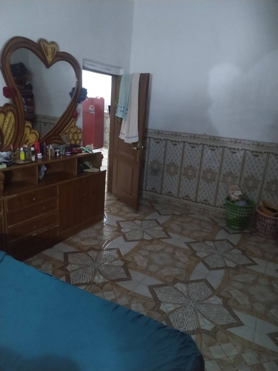 بيت للبيع جديد وعلى عن لشارع وساس صب وشيش مساحه 200م بحي لعدس شارع لصوره بلقرب من مولد سيد عباس لبشارع ابو حسان يتكون من قرفتين قرفه نص بنا وصاله ومطبخ ديوانيه وحوش جبير وكراج سياره سعر 25 وبيه مجال *********** بي واتساب

