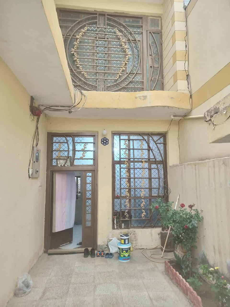 من رخصت الادمن بيت للبيع حي الامين  خلف محطة الشموس شارع العيساوي ٨٠متر عن الشارع طريق الزوار الحسين عليه السلام  للسيراميك الفرع الثاني شارع   كافة الخدمات كهرباء ماي مجاري تبليط باب  مساحته 135متر طابقين كونكريت مسلح بناءب2016 محتويات البيت طارمه وبراني وصاله ومطبخ حار بارد ارضيه بورسالين جداري سيراميك سقوف ثانويه حمام  اما الطابق الثاني غرفتين 3×4 والغرف الثانيه 4×4 وصاله جبيره حمام اللسطح شتايكر جديد للعلم ينباع مع البيت سبلت 2طن و8مراوح و كيزر حجم كبير توني شده الثقلين السعر(٧٠)مليون بي مجال للشراي حي الامين اول خلف محطة الشموس شارع العيساوي للبورسلين والسيراميك الفرع الثاني مقرنص  فقط استفسار عل خاص او الرقم*********** يا رزاق يافتاح
