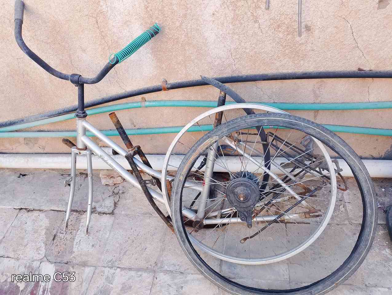 غراض باسكل
لشه كامله وياه ماشه وسكان وبوري ودوسات جدد ملاتهن بسعر 15 قفل
ماشه سوده 8 وبيه مجال
تاير الخلفي عكرب وياه تاير جديد وياه ديسك ب10 قفل 
جاملاغات وره وكدام ب 5 قفل
صينيه عكرب سوده طبع شركه اصليه ب 5 قفل
دوسات ب4 قفل 
كل الغراض هذني حاويه اصليات الشاري يجي للتعاليق مكاني شطره شارع الكص للتصال ***********
