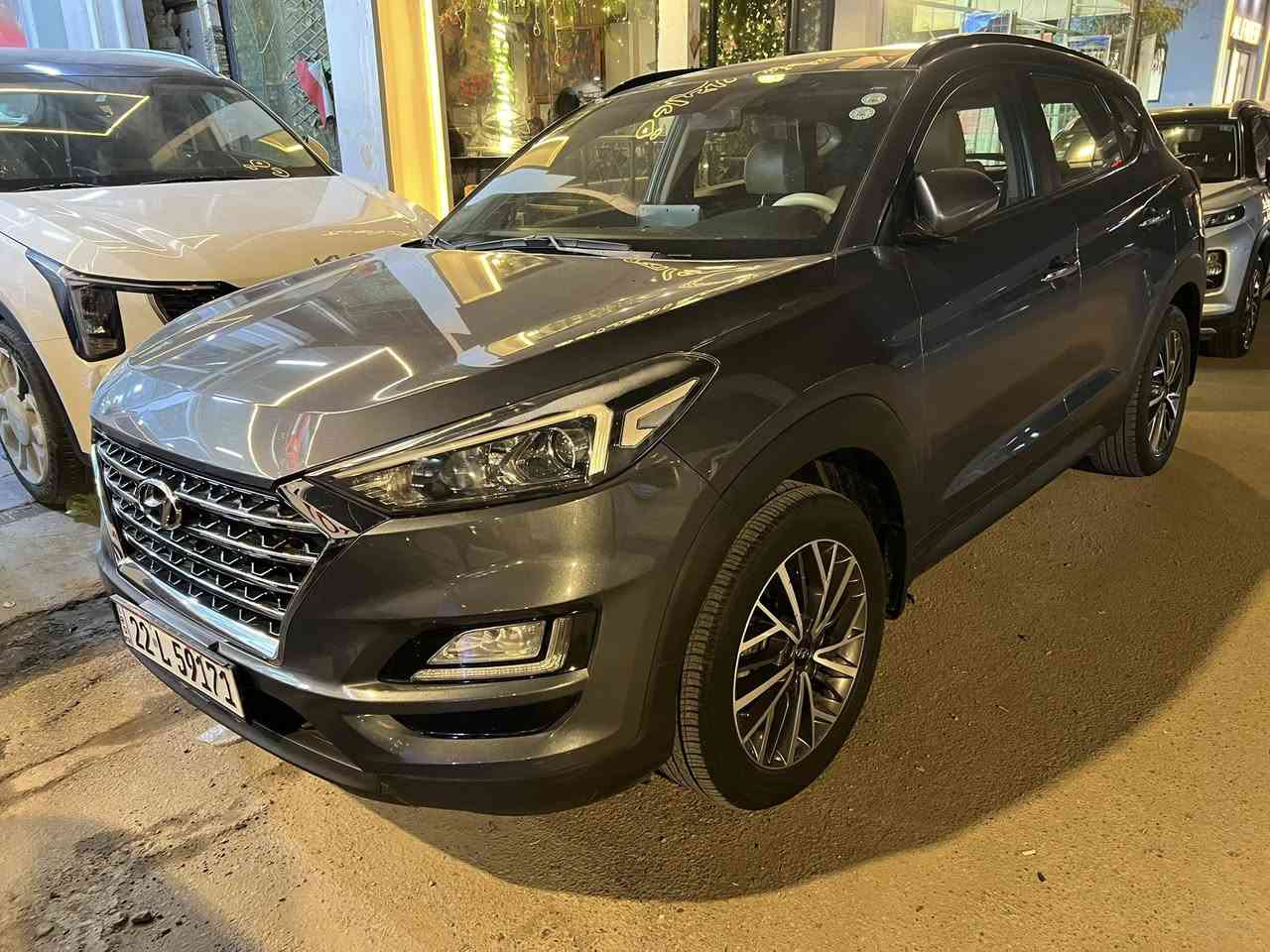 توسان 2020 رقم اربيل باسمي
السياره فول مواصفات خليجي 
بانوراما  وبصمه وكشن كهرباء / ومكينه 2000
وبعد بيها مواصفات وشاشه وكامرا 

السعر 18400$$
بغداد الكراده قرب كهرمانه 
***********
ابو فهد
