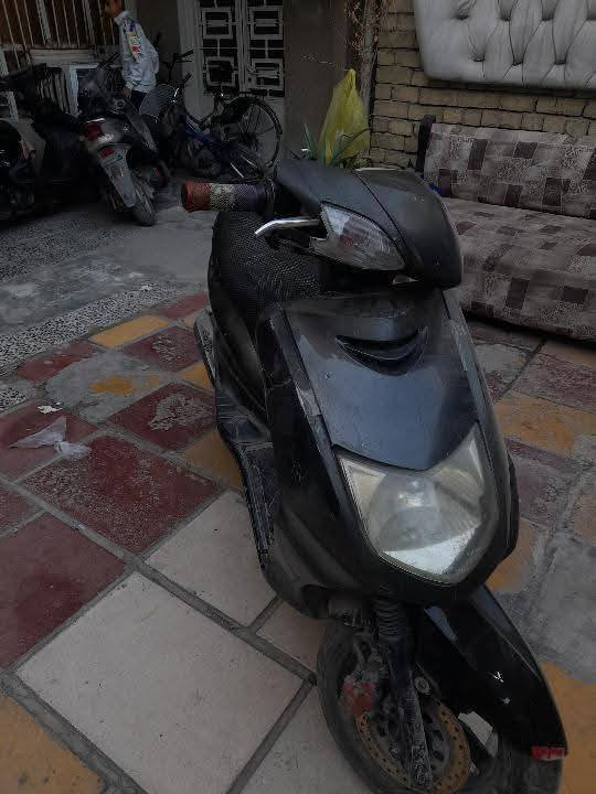 سلام عليكم سكنس نثية متروكة كابريتر جديد اصلي  شغالة كهربائيات كلها شغالة دراجة نضيفة كلش سلف هندر وعداد سرعة عداد بانزين كلة شغال السعر 450 وبيها مجال ***********
