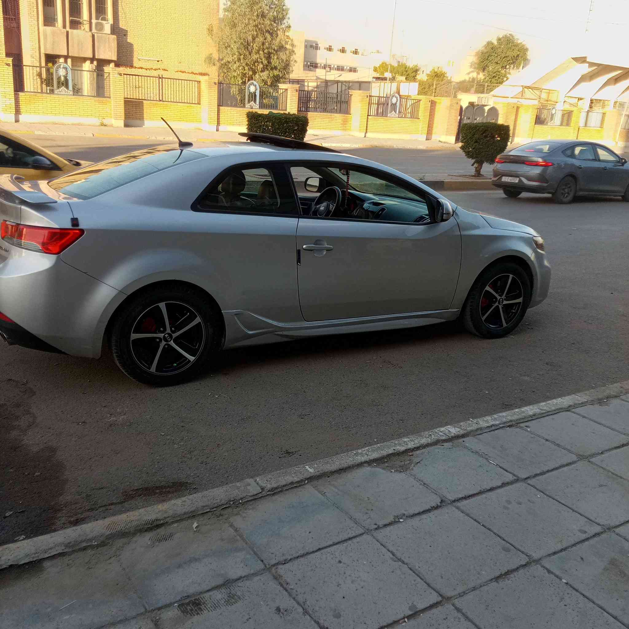 السلام عليكم كيا فورتي كوبية تك باب 2013 سياره شبابيه وحلوه سياره بسمي رقم بغداد انكليزي فول مواصفات عد بصمه كشنات جلد تدفئه تحكم ستيرن جهتين شاشه كاميرا سياره محركه 2400 كير عادي سبع نمر تبريد شغال تدفئه   كهربائيات كلها شغاله لايتات ال اي دي بكليتات ليد سياره بدون ايرباك تلاث قطع صبغ مكاني بغداد كراده هذا رقمي استفسار***********
