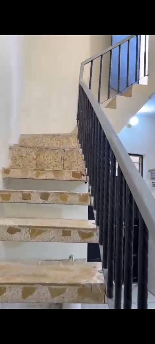 السلام عليكم يوجد دارمساحة ٥٠متر طابق ونص مسلح سند٢٥ إقرار محكمه يقع في كربلاء الجاير قرب صيدلية صافي الصفا خدمات ماء مجاري كهرباء ومدارس وأسواق يصلح حسينه او دار سكن للاستفسار لاتصال*********** 
***********
