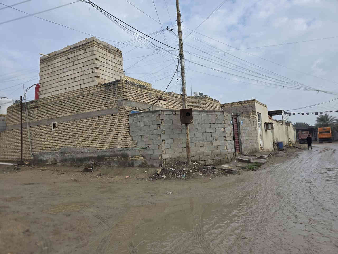 السلام عليكم بيت زراعي ركن عله شارعين مساحه ١٥٠ م بناء طابوك
التفاصيل غرف ١ + صاله + مطبخ + ديوانيه + صحيات داخليه وخارجيه 
المكان سوق الشيوخ قريه النصر يبعد عن الشارع الرئيسي ٢٥٠ متر حوالي   السعر ٤٣ مليون وبي مجال 
للستفسار *********** واتساب ***********
