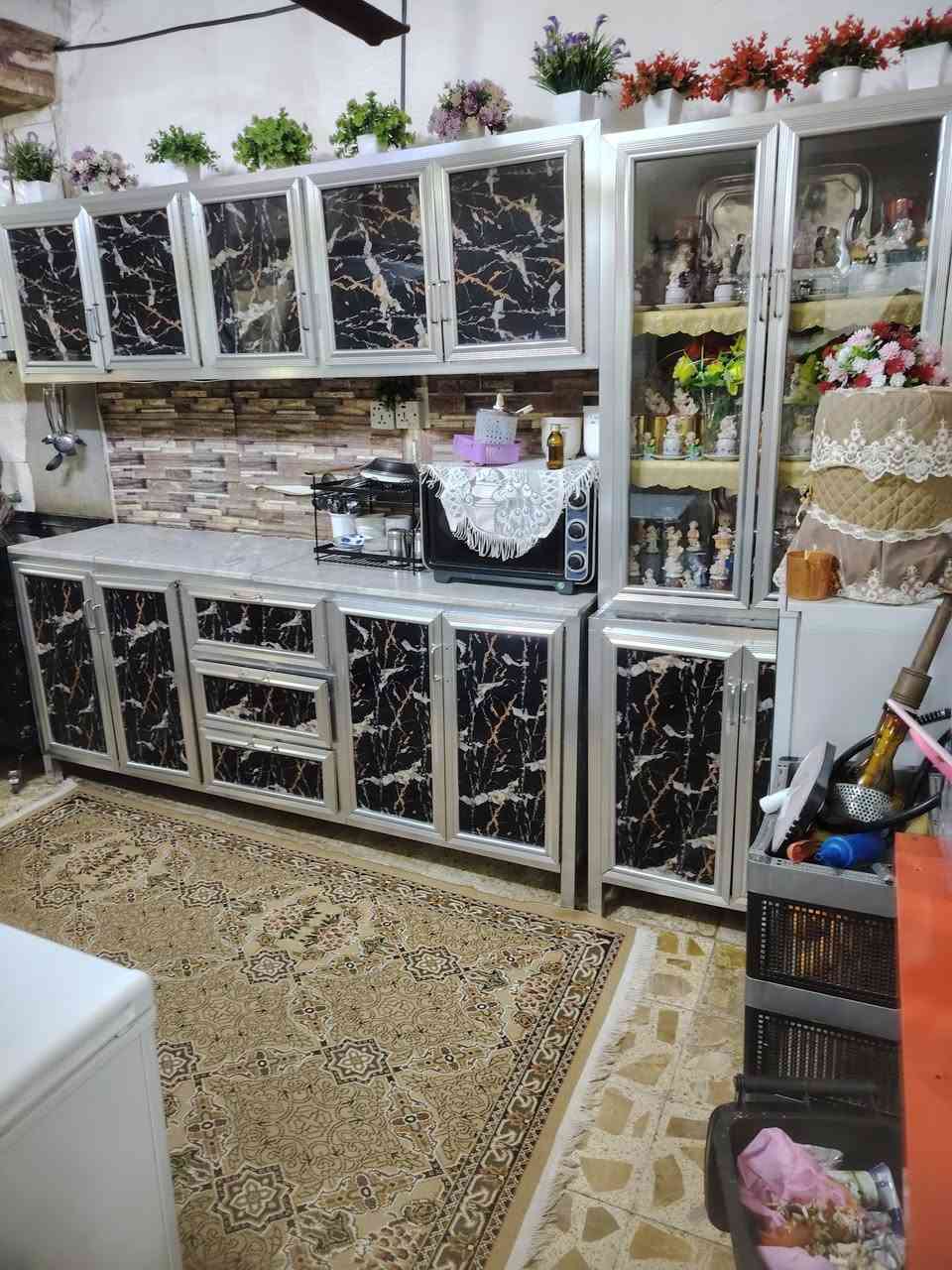 مساحه 100
9*11
:يحتوي على
4 غرف نوم
وصاله فوك وجوه
واستقبال
مجمع صحيات عدد 2
مطبغ+ مخزن

مكان حي الصدر الأول مقابيل الحضاره 
***********
