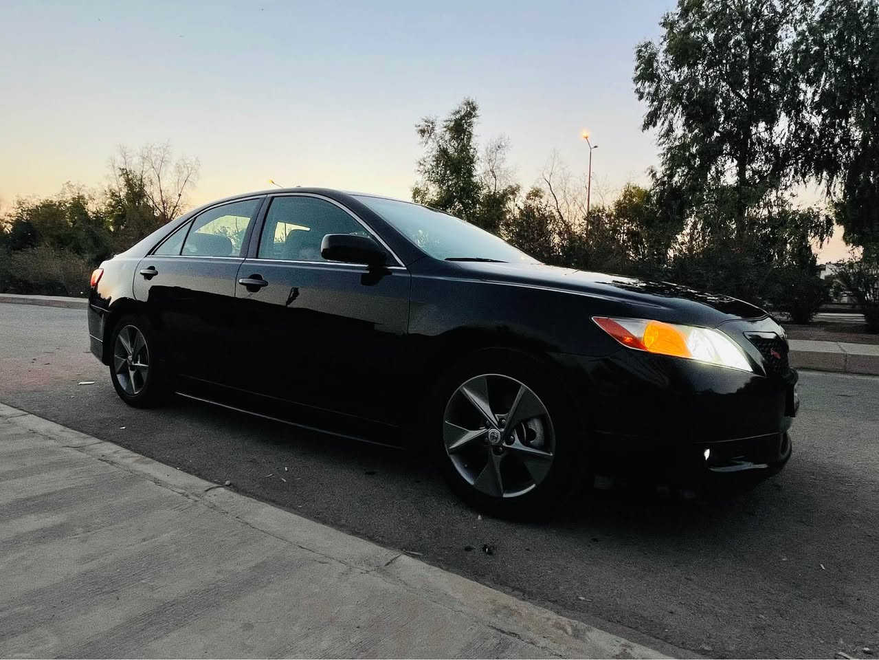 کامری ٢٠٠٩ پستۆن ٦ شتی نمونە و راقی
بێ بۆیاخ و بێ کرانەوە 
گێێڕ و مەکینەی بە شەرت  برخوی بانەدراوە 
یەک پارچەی گیانی نەکراوەتەوە هەموی لەسەر دەقی شەریکەیە 
تەنیا یەک پەڵەی بچوک ساردی هەیە لەگەل یەک ناولەپ کارت
*********** السليمانية, العراق
