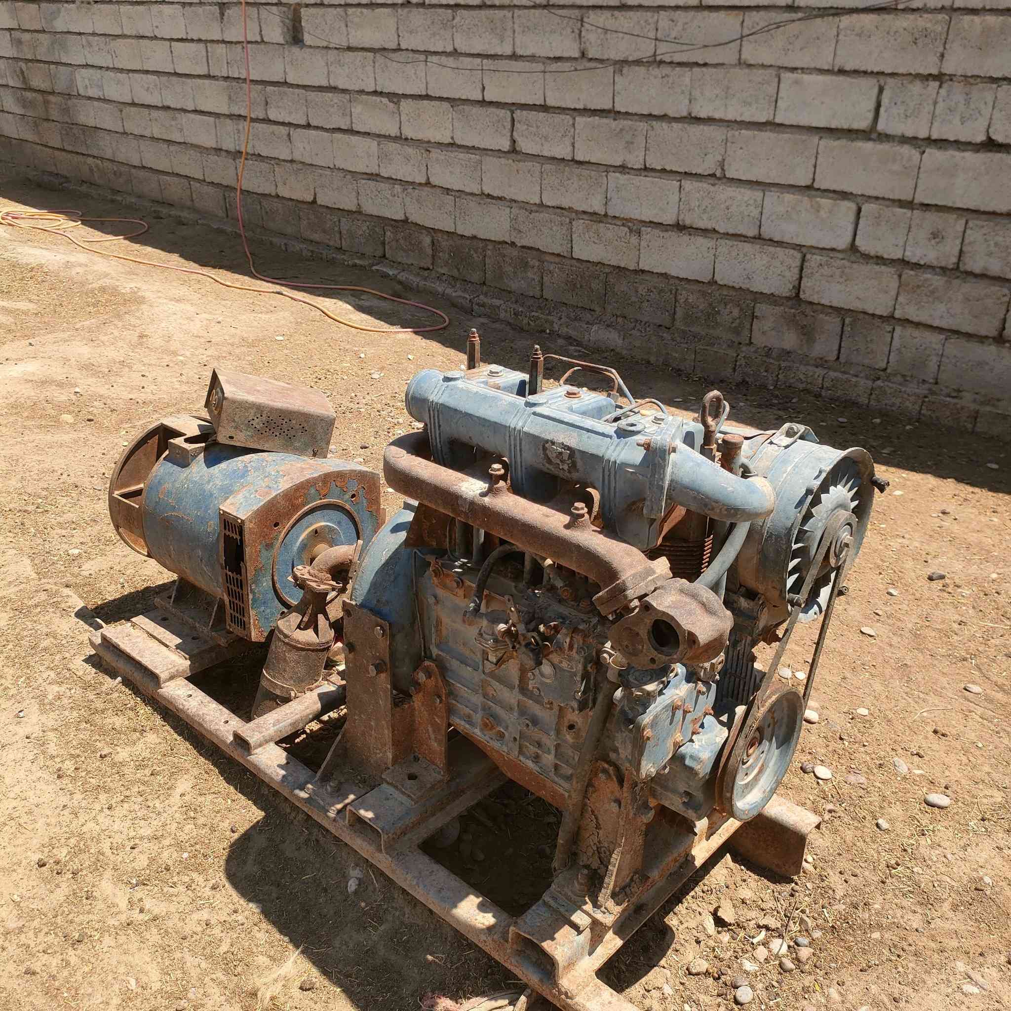 📢 إعلان بيع: مولد كهرباء ديزل دويز (Deutz Type)
المواصفات الفنية للمولد:

•نوع المحرك: محرك ديزل 3 أسطوانات (3 بستم).
•نظام التبريد: تبريد هواء (صحراوي) - يتميز بالتحمل العالي الأجواء الحارة دون الحاجة لراديتر أو ماء.

•القدرة التقريبية: يتراوح حجم التوليد لثلاثة بساتم في هذه الفئة بين 25 إلى 35 كافيا (kVA).

•نوع التشغيل: سلف كهربائي (مارش).التركيب: مثبت بالكامل على شاسي (قاعدة حديدية متينة) يجمع بين المحرك ورأس التوليد.

مميزات المولد:
•نظام ميكانيكي بالكامل: خالي من التعقيدات الإلكترونية، مما يجعل •صيانته سهلة وتوافر قطع غياره بكثرة في السوق.
•اقتصادي جداً: معروف بقلة استهلاك وقود الديزل مقارنة بالمحركات المبردة بالماء.
•تصميم عملي: مناسب جداً للمزارع، المواقع الإنشائية، والورش الصناعية، أو كمصدر طاقة احتياطي.
📞تفاصيل البيع والتواصل:
•حالة المعدة: مستعملة (على الفحص والمعاينة المباشرة في الموقع).
•السعر المطلوب: [900] وبي مجال
•موقع المعاينة:[الشرقاط-السلمان]. 
•للتواصل والاستفسار: [***********]
