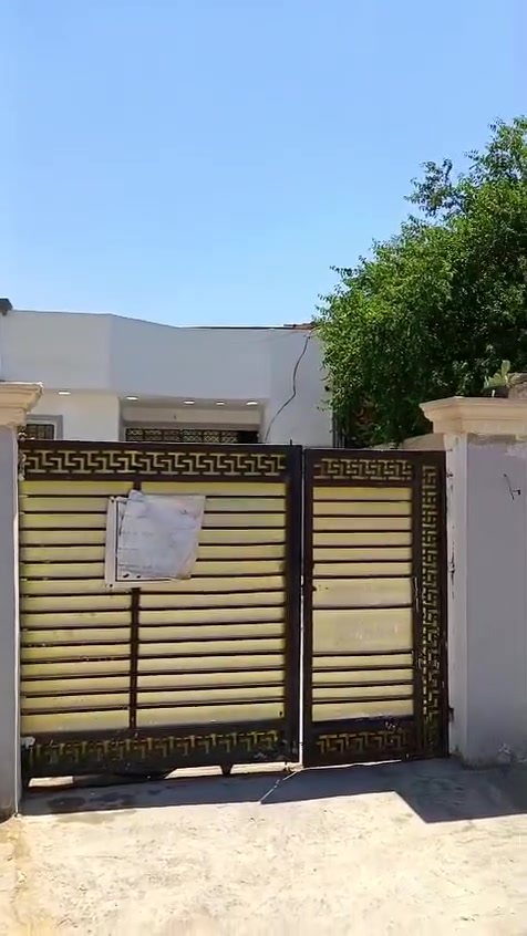 بيت مساحه 260 م ركن بناء طابوق أرضية وسقف صب مسلح البيت بناء 160 م وحديقة وكراج 100م خدمات كامله ماء مجاري كهرباء وتبليط البيت احلى من التصوير العنوان الحميدية شارع المعسكر قرب مدرسه المختار للاستفسار مراجعة مكتب النرجس للعقار ***********
