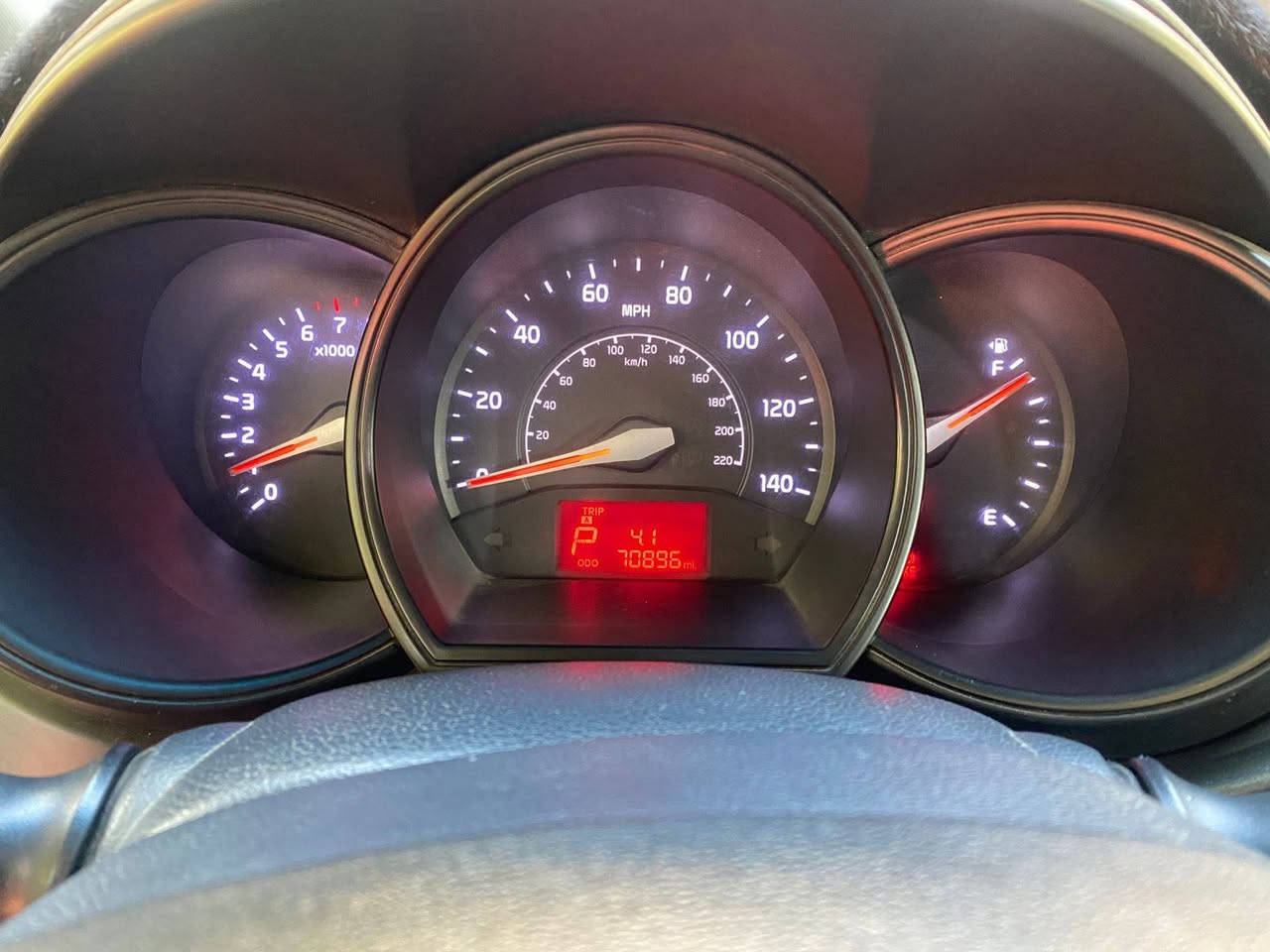 السلام عليكم .كيا ريو موديل ٢٠١٣ محرك ١٦٠٠ السياره نظيفه جدا جاهزه من كل النواحي محرك وصدر وتبريد وتاريرات ماشيه ٧٠ السعر ٨٧ ورقه وبيهه مجال مكاني بغداد حي القادسيه للتواصل *********** .
