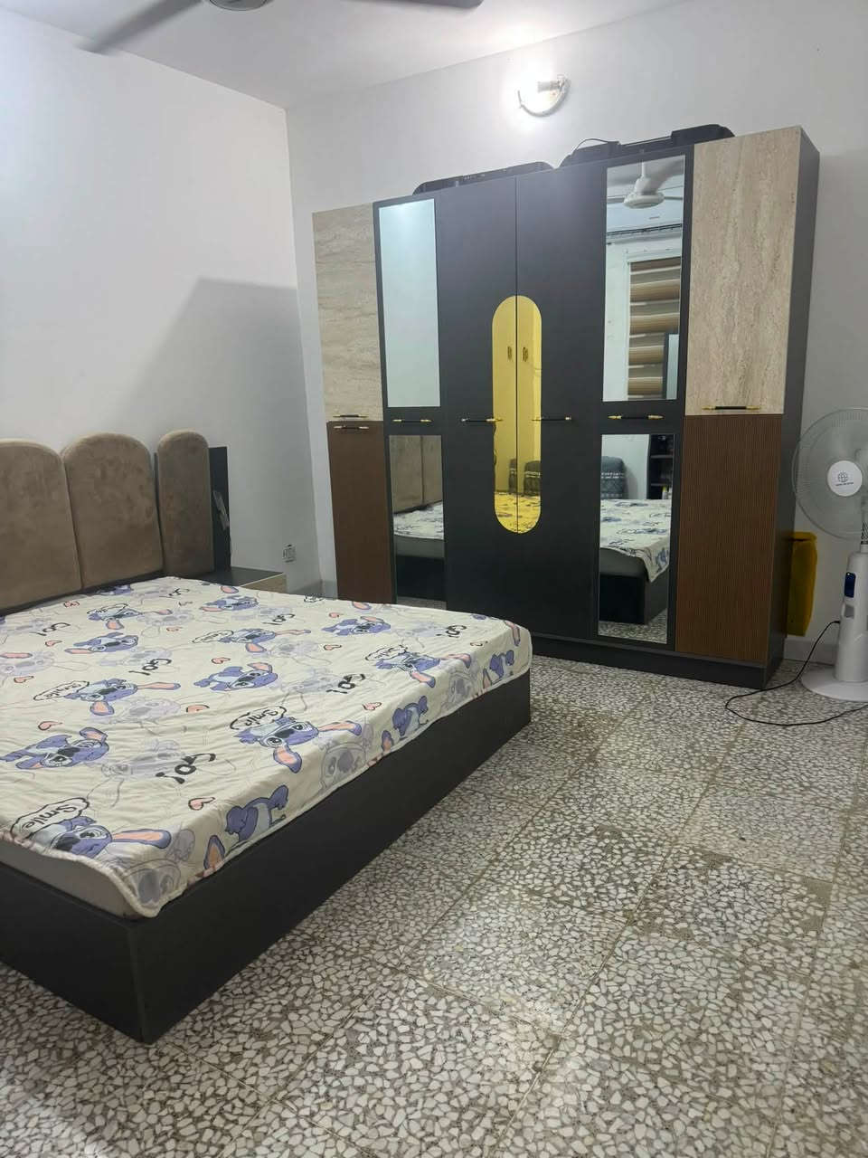 السلام عليكم غرفه للبيع السعر ب 700 بيها مجال الاستفسار الاتصال ***********
