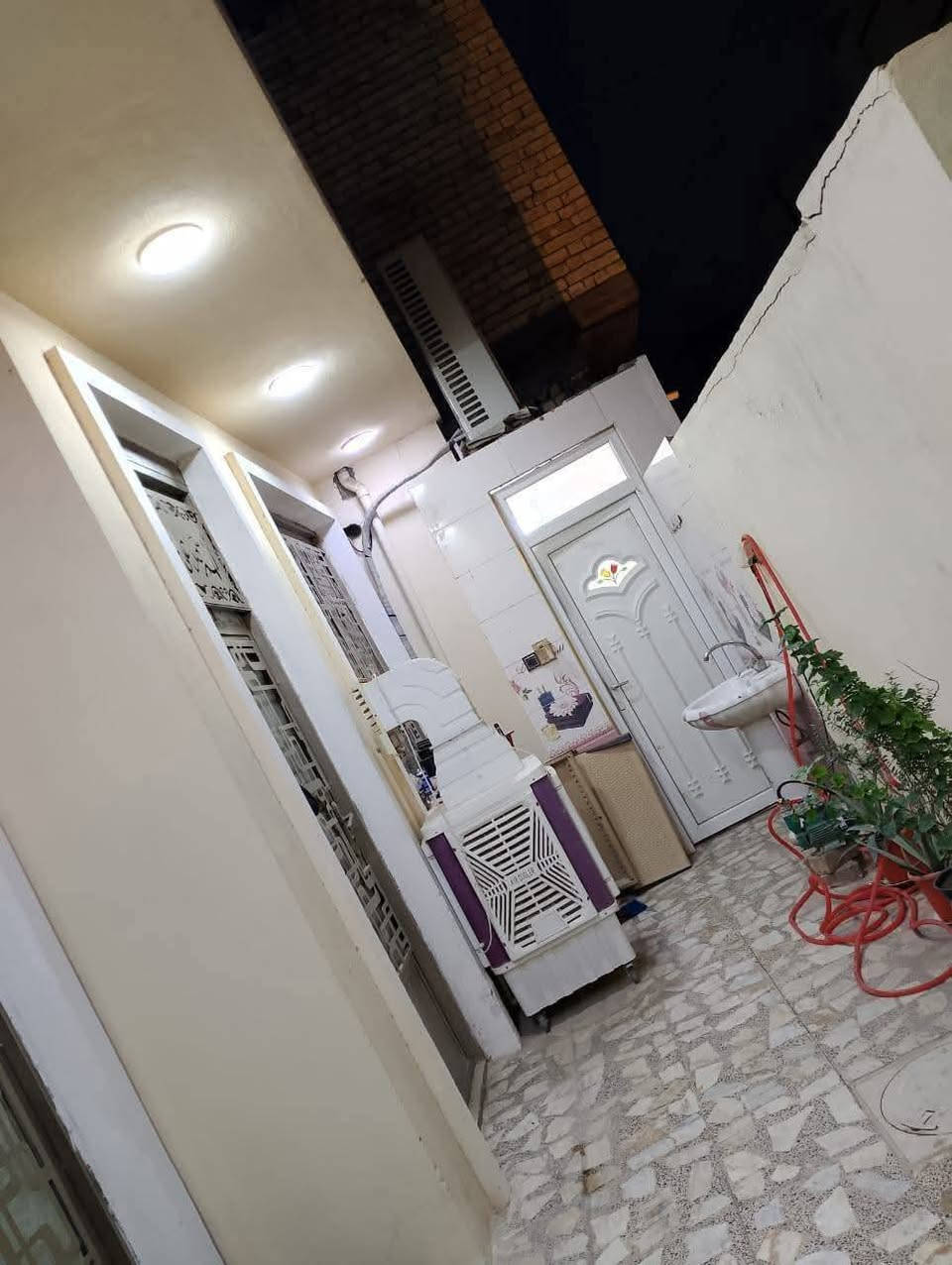 بيت للبيع الكاظمية الثانية الطي بدايه نزال عباس الكهربائي بشارع ١٢ ثالث فرع عاليسره  مساحته ١١٤م واجهة ٧ ونص مدخلين مطبخ وحولي وصالة ضيوف وغرفه نوم وصحيات ثنين خارجيه وداخليه والطابق الثاني غرفه نوم كبيره وغرفه مخزن صغير ماء أسأله كهرباء وطني وسحب الأتصال عالرقم ***********
