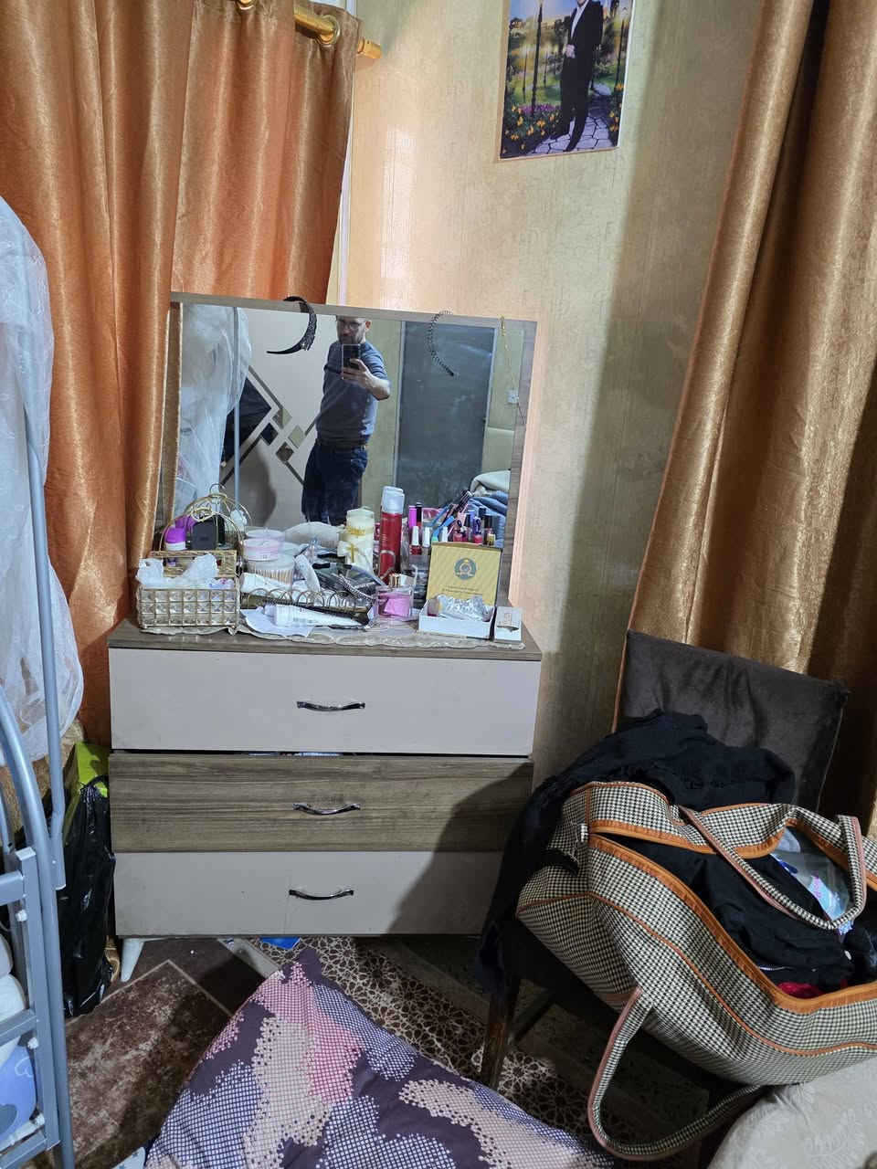 للبيع السريع / بغداد - بغداد الجديدة
دولاب كبير مع مراة + 2 كومدي + كنتور 
مستعمل 
الحالة كما موضح بالصور
السعر 160,000 د.ع نهائي
البيع مستعجل والنقل على المشتري

واتساب : ***********
