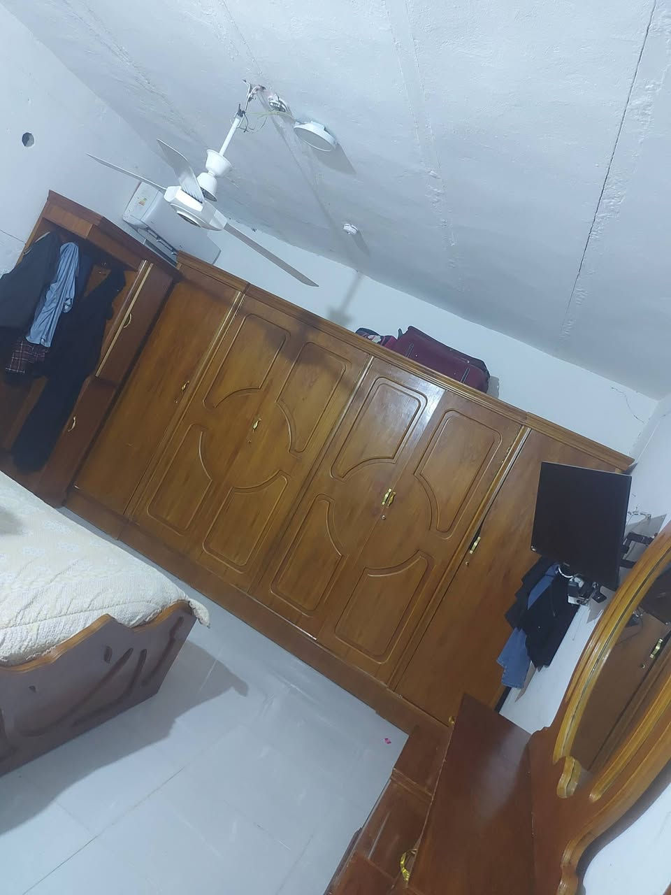 غرفة نوم تسكام  باب حديد تزكام  مرجوحه تزكام 
كاروك حجم كبير ستخدام قليل  ميز تزكام 
مكاني انوار الصدر 
***********
