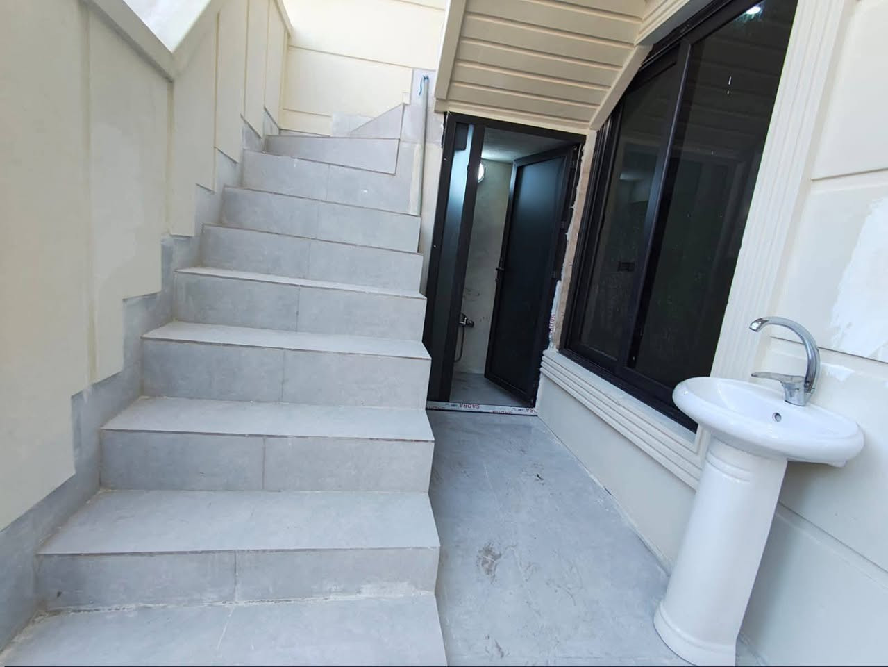 دار للبيع ١٥٠ متر طابقين  طابو عنوان حريه قريب من سايدين سوك حريه البيت جديد يتكون من كراج سياره استقبال و مطبخ و هول نوم عدد اثنين نظام دكت مركزي ومغربي طابق ثاني نفس تصميم هاتف  ***********/***********
