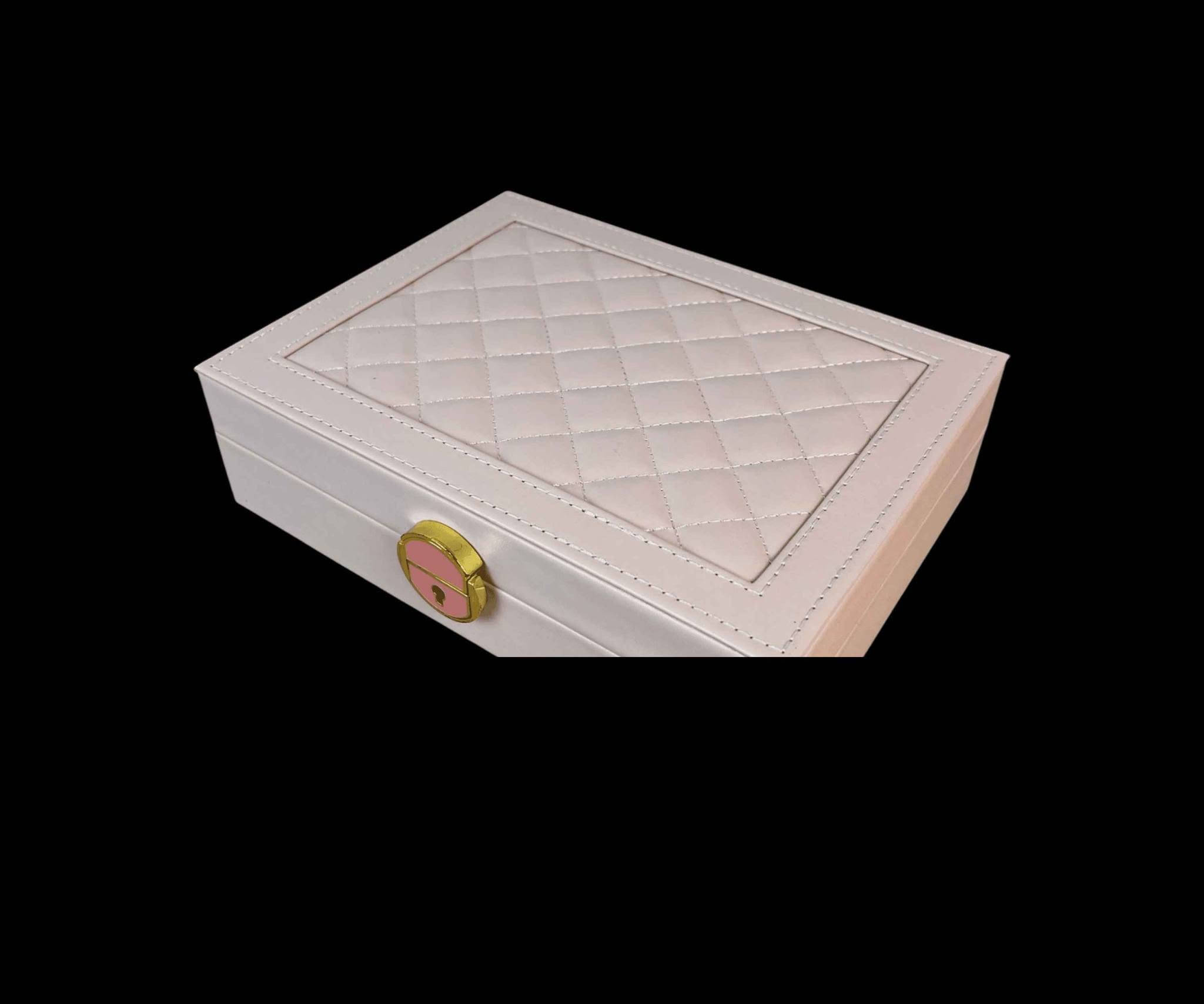 المميزات:
1.تصميم خارجي من الجلد المبطن (Quilted Leather) بلمسة عصرية وأنيقة.
2.مزود بقفل معدني ذهبي مع مفتاح خاص لضمان الخصوصية والأمان.
3.تقسیمات داخلية ذكية (8) خطافات للقلائد، قاعدة للأقراط مسارات للخواتم، ومكان مخصص للساعة).
4.بطانة داخلية من المخمل الناعم لحماية المجوهرات من الخدوش.
5.تصمیم مدمج وخفيف الوزن يسهل حمله في حقائب السفر.

محتويات الصندوق:
صندوق تنظيم الإكسسوارات 1
مفتاح ذهي صغير للقفل 1
تغليف كرتوني يحمي المنتج.

للاستفسار التواصل عبر الخاص. 
وشكراً. النجف, العراق


**إذا كنت صاحب هذا الإعلان وتريد حذفه لأي سبب، رجاءا أرسل رسالة إلى الدعم الفني**