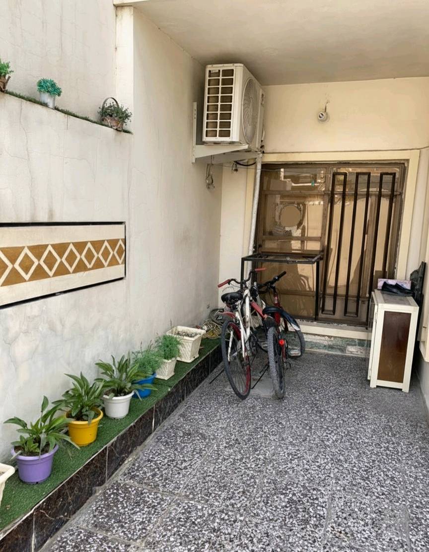 بيت أنيق للبيع في منطقة هادئة، يتميز بديكور داخلي عصري وأثاث مريح. يحتوي على صالة فاخرة مع كنب حديث ووحدات إنارة مميزة. المطبخ مجهز بسهولة استخدام ممتازة والحديقة مغلقة لتوفير الخصوصية. الأرضيات من الرخام الطبيعي مما يضيف لمسة فاخرة. البيت يوفر راحة للعيش وجو دافئ ومحبب.