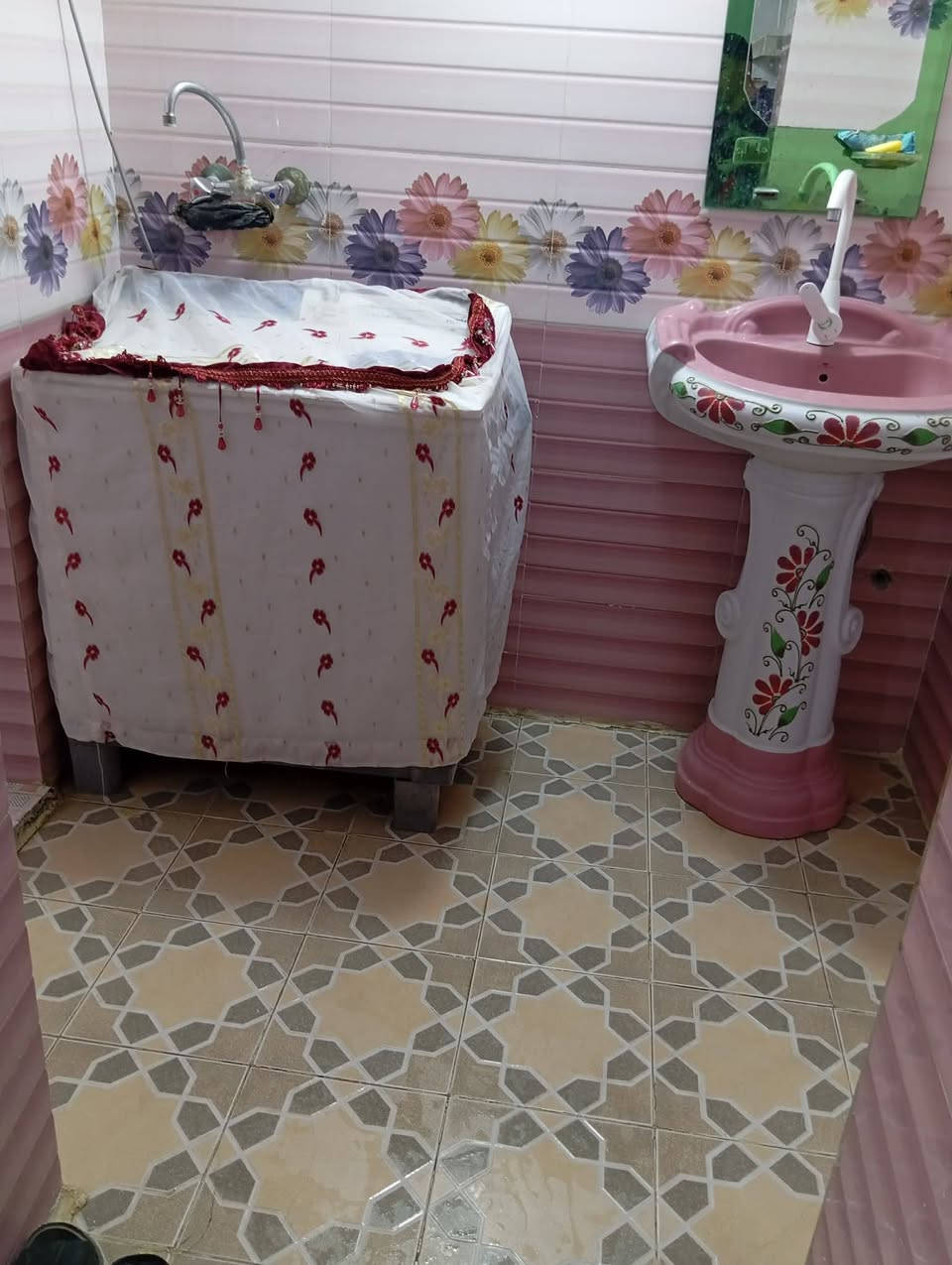السلام عليكم بيت طابو صرف طابقين في حي المرتضى قرب سكله ابو علي الطابق الاول صاله وغرف نوم وكلدور وصحيات ومطبخ  ومناور اثنين والطابق الثاني غرفه نوم ومخرن وسطحين وصحيات خارجيه وكراج سياره  علما أن البيت ركن وحديقه داخليه ومساحته 150 متر واجهه 10 ونزال 15 يبعد عن التبليط 20 متر ؛.للتواصل.   7763869163
