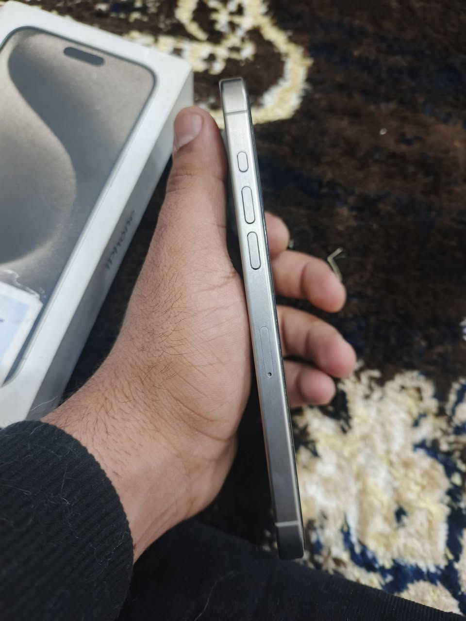 السلام عليكم 
موبايل (( إيفون 15برو ماكس )) جهاز نضافته %99 
اي زلغ مابي جهاز كلش نضيف 
البطارية / 88
ذاكره / 256
التواصل / ***********
