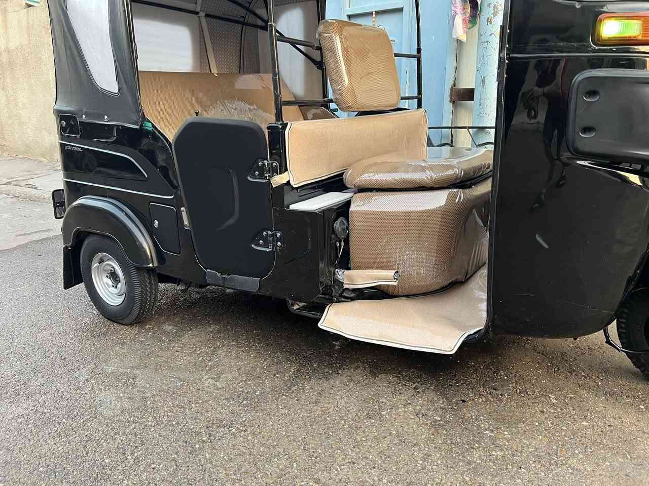 السلام عليكم تكتك لبيع مديل ٢١ شهر ١١ السعر ٨ مليون ٦٥٠ الف التكتك ما بيه اي ضربه رصعتين وعلى بارد فقط والمحرك خير من الله تجفيت بوشه وبستم فقط شركه رقم كربلاء تحويل ثاني يوم التكتك بسمي سنويه ورقم انكليزي التكتك موضحه بلصور والفديو النضافه مالته للستفسار الرقم ***********
