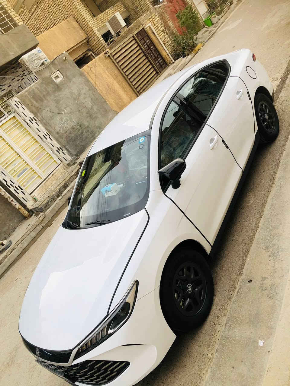 سيارة للبيع byd نوع جن بلاس موديل 2025
ماشية 2500 كم الون ابيض السيارة جديدة 
وبيهه هواي شغلات اني ضايفهن من يمي
الشراي يتصل أو يتواصل 
***********
