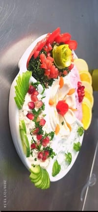 اني شيف مقبلات درجة اولى متفرغ مستعد اجهز كافة انواع المقبلات والسلطات...