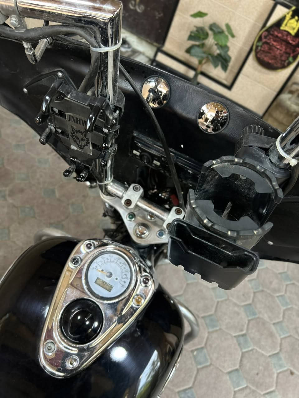 شادو 400 رمبه عليها إضافات هواي ونضيفه بمعنى الكلمه  الدراجه أوراق كامله كمرك مدفوع كفاله عامه الدراجة تاخذها من باب البيت مكاني بغداد البنوك *********** السعر ١٦ ورقه
