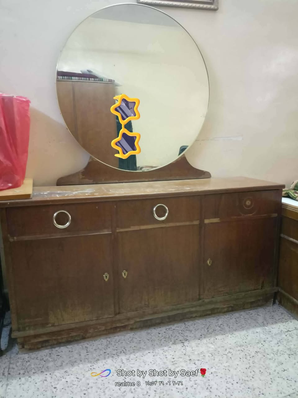 سلام عليكم 
عندي غرفه نوم للبيع بدون تخت 
كنتور و مرايه و مكتبه و زاويه
لسعر ع رقم اني مكلف بل نشر 
***********
لعنوان موصل حي الصديق
