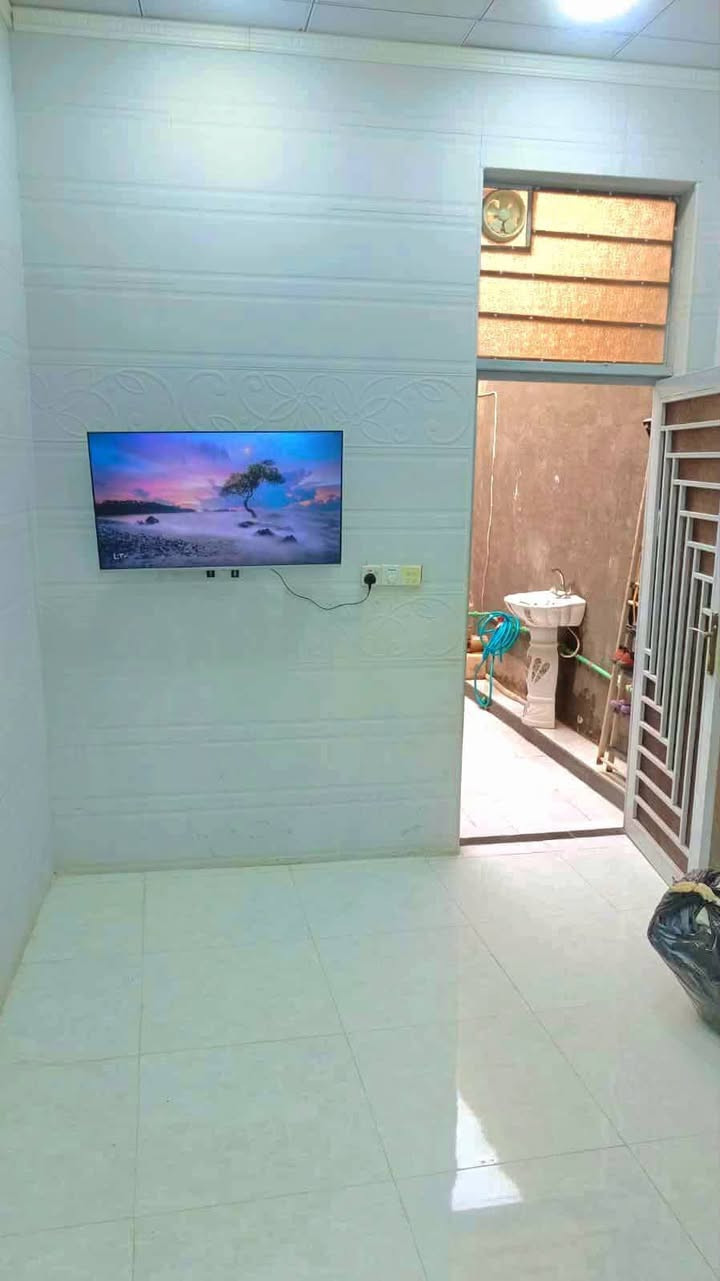 اللهم صلي على محمد وآل محمد
📌بيت مساحه ١٣٠ متر زراعي 

📌طابوق كونكريت 

📌غرفتين وصاله ومطبخ 

📌البيت صاير بفرع يعني الفرع يمه وينسد عرض الفرع ٣ متر  البيت وجهه للشارع العام 

📍العنوان 

شريف الرضي _حي الجوادين _ مقابيل كوت محينه 

💵٤٠ وبيه مجال💵

📞*********** اتصال واتساب
