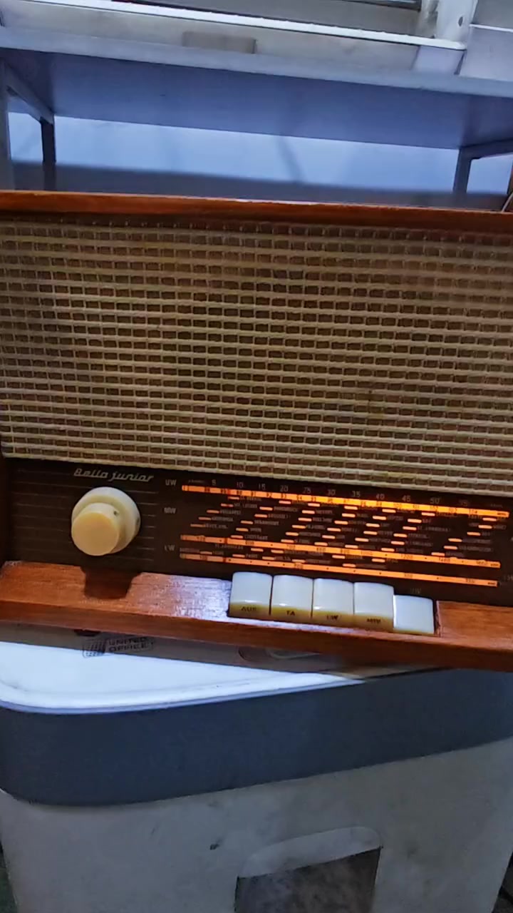 راديو قديم من طراز Bella Junior ، وهو من إنتاج شركة Loewe-Opta الألمانية في الفترة ما بين 1962 و1963.  قياس36سم × 21سم × 16.5 سم نظافة 95% للاستفسار الاتصال على الرقم *********** توصيل جميع المحاقظات
