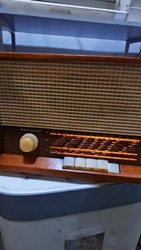 راديو قديم من طراز Bella Junior ، وهو من إنتاج شركة Loewe-Opta الألمان...