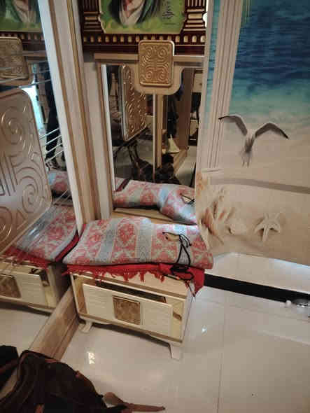 ميز تواليت فقط يرادله سجه للمجر والمجر موجود + كومدي جربايه قيم بليرضي الله وخذهن مكاني a4 
***********
