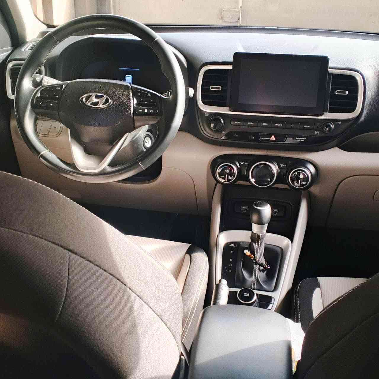 السلام عليكم 
هونداي فينو 2023
• منفيس تترقم جميع المحافظات العنوان ( حله مركز )
• ضربته جانبيه قطعه وحده جاملغ ايمن والدعاميه الاماميه نفسه راجعه والسونار وصور الضربه مرفقه بالمنشور 
• محرك 1600 دوش بانزين عادي بدون اي دوانز
• ماشيه 24
• فتحه + داخل لونين 
• رادار امامي توقف ذاتي
• تحديد مسار + مثبت سرعه
• 3 وضعيات قياده
• باقي مواصفاته معروفه سياره جاهزه ومكفوله
• السعر 132 $
للاتصال ***********
متواجد من الساعه 3 الظهر وفوك Singapore
