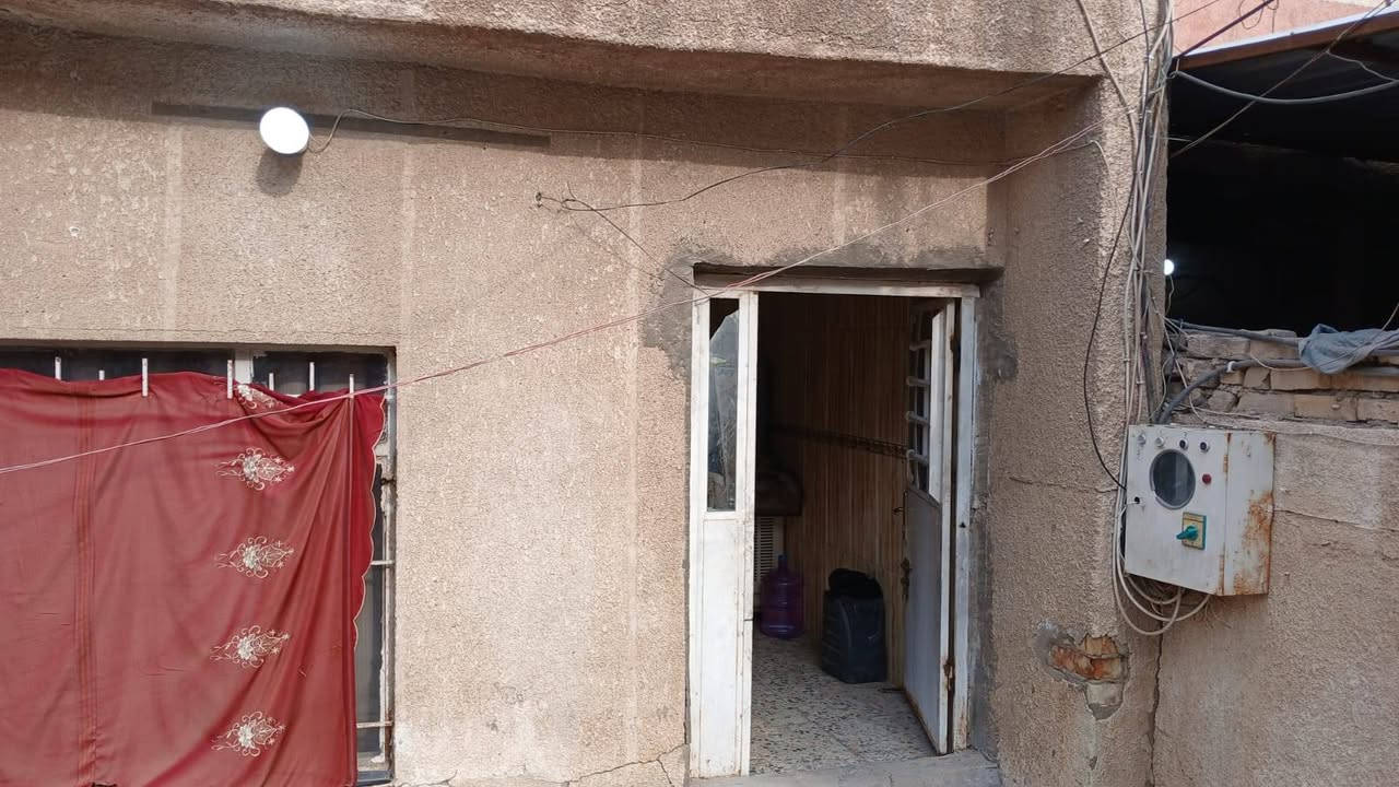 السلام عليكم... بيت طابو صرف مساحة ٢٤١ م الواجهة ١٢ النزال ٢٠,١٠ م من الداخل نظيف وممكن السكن به أو يعتبر تفليش . حي اور قرب جامع عمار ابن ياسر ... للاستفسار ***********
