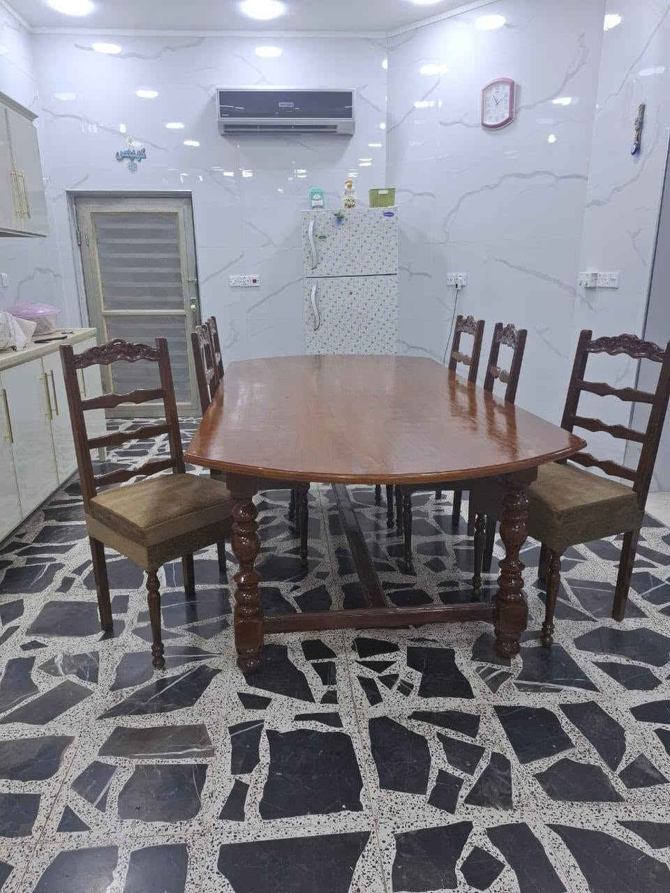 ميز طعام 6 كراسي نضيف جدا سعر 350 مكان بغداد ***********
