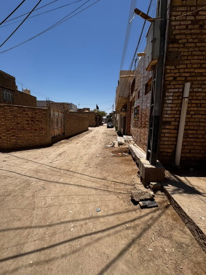 🏠 فرصة مميزة للسكن: بيت للبيع في الحسائية
موقع استراتيجي وهادئ:
يقع المنزل في الحسائية، الفرع المقابل لمدرسة اليرموك، في منطقة هادئة وخدمية قريبة من المدرسة والمستوصف.
📋 تفاصيل العقار:
 المساحة: 100 متر مربع.
 نوع البناء: بناء حديث (سنة 2020) - بناء طابوق.
 نوع الأرض: زراعي.
🏠 تقسيم البيت:
 غرفة نوم واسعة (4م × 5م تقريباً).
 صالة استقبال مريحة.
 ديوانية خاصة.
 طارمة.
 ممر (كليدور) وخدمات (صحيات).
 درج كامل (مؤسس للطابق الثاني مع بيتونة غير مكتمل طابق ثاني تكدر تبني طبيعي احنه مكملي لحد بيتونه ).
✨ المميزات والخدمات:
 المنزل مخدوم بالكامل (ماء، كهرباء، مجاري).
 جاهز للسكن. بيت حاليا ماجر 
💰 السعر:65مليون دينار عراقي (قابل للتفاوض).
📞 للاستفسار والتواصل:
يرجى التواصل عبر (اتصال أو واتساب فقط):
***********
(ملاحظة: غير متواجد على فيسبوك)
