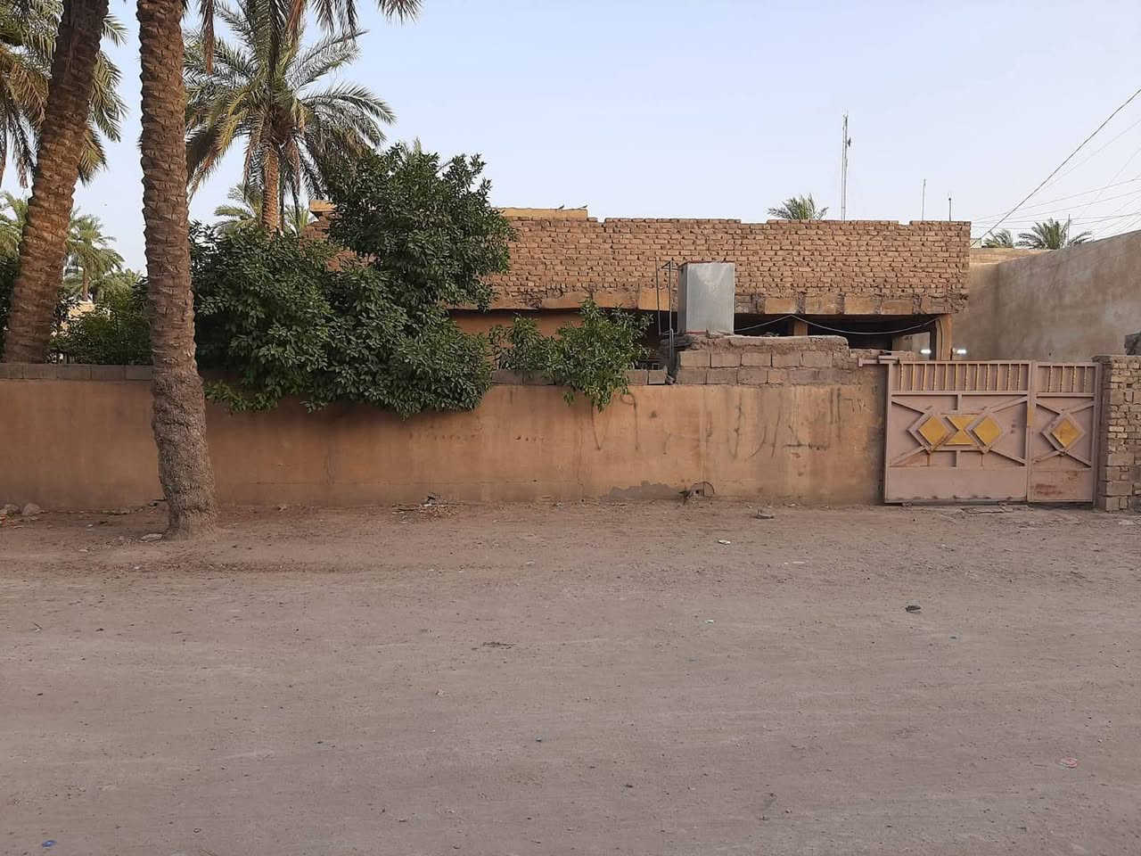 السلام عليكم دار للبيع  بسعر قطعة مساحة 466م واجه 23م ونزال 20م ركن طابو صرف يبعد عن الشارع العام القديم الرئيسي 200م موقع ممتاز يحتوي على ثلاث غرف نوم العنوان أبوغريب حي تميم قرب معمل الطحين الفلاح الدار يعتبر قطعة  الاستفسار ***********
