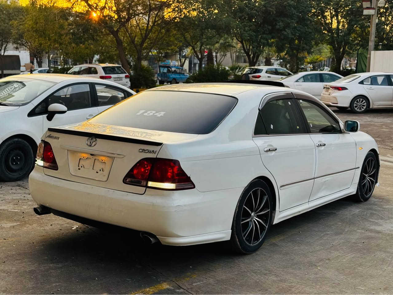 شاهینە 184 مووس بێ دووکەڵ سەیارەکە. 3 دووگمە. ساج سوور. ئاوێنە. شەفت بەسمە. رەساسی حاسە کامێرا. باتری تازە. رۆنی مەکینە تازەیە هایدرۆلیکی تازەیە. ناوی داشبلولی زۆر جوانە قوفڵ و کۆتای 58 گڵا.قوفڵ گۆڕینۆش. ئەکەم بەشتێ بە دڵم بێ موشتەری نیت نامە. مەنێرە. 
***********شوین کەلار كالار, السليمانية
