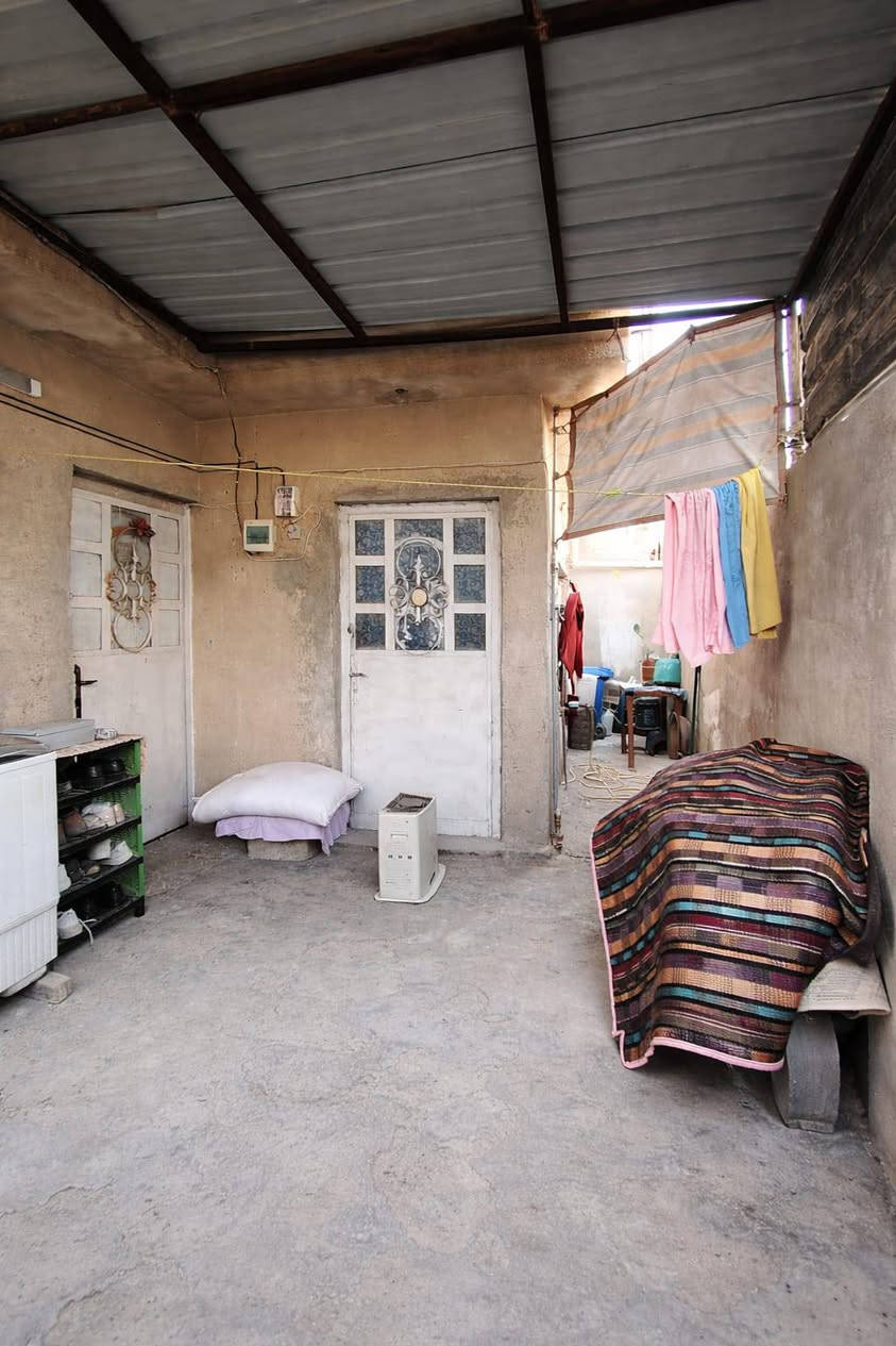 السلام عليكم للبيع بيت منطقة ابو غريب حي الشهداء يم سوق السكلات مباشر موقع تجاري المساحه ٨٠ متر غرفتين وستقبال واسع ومطبخ الواجه ١٠ متر سعر ٧٧ مليون وبيه مجال الإستفسار رقم الهاتف واتساب ***********
